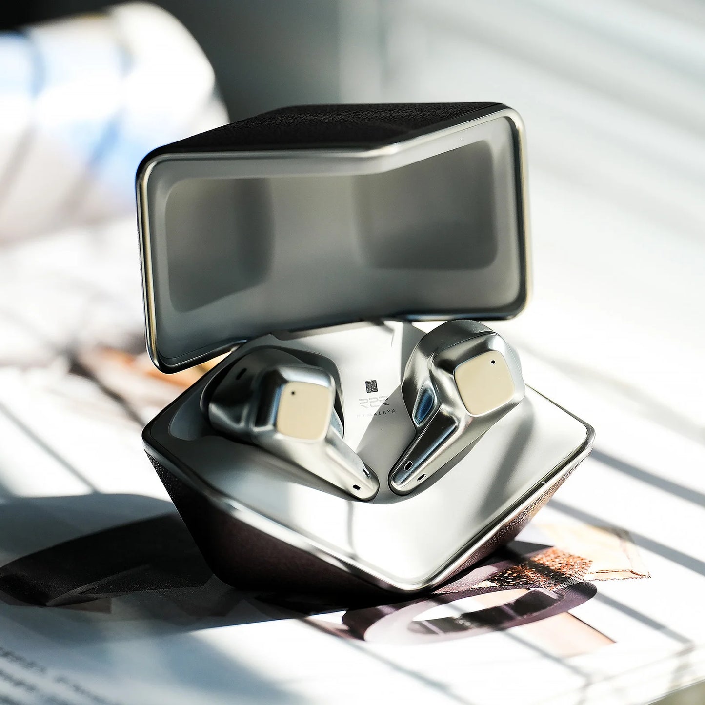 سماعات أذن لاسلكية داخل الأذن من HIFIMAN SVANAR، بخاصية إلغاء الضوضاء، بتقنية بلوتوث، بصوت عالي الدقة (Hi-Fi)، مع DAC من Hymalaya، ومحرك غشاء طوبولوجي، بمعيار IPX5.